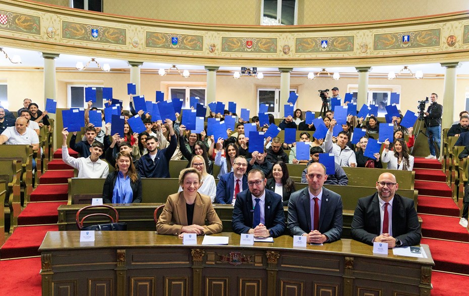 Svečano uručenje stipendija Grada Zagreba učenicima i studentima pripadnicima romske nacionalne manjine
